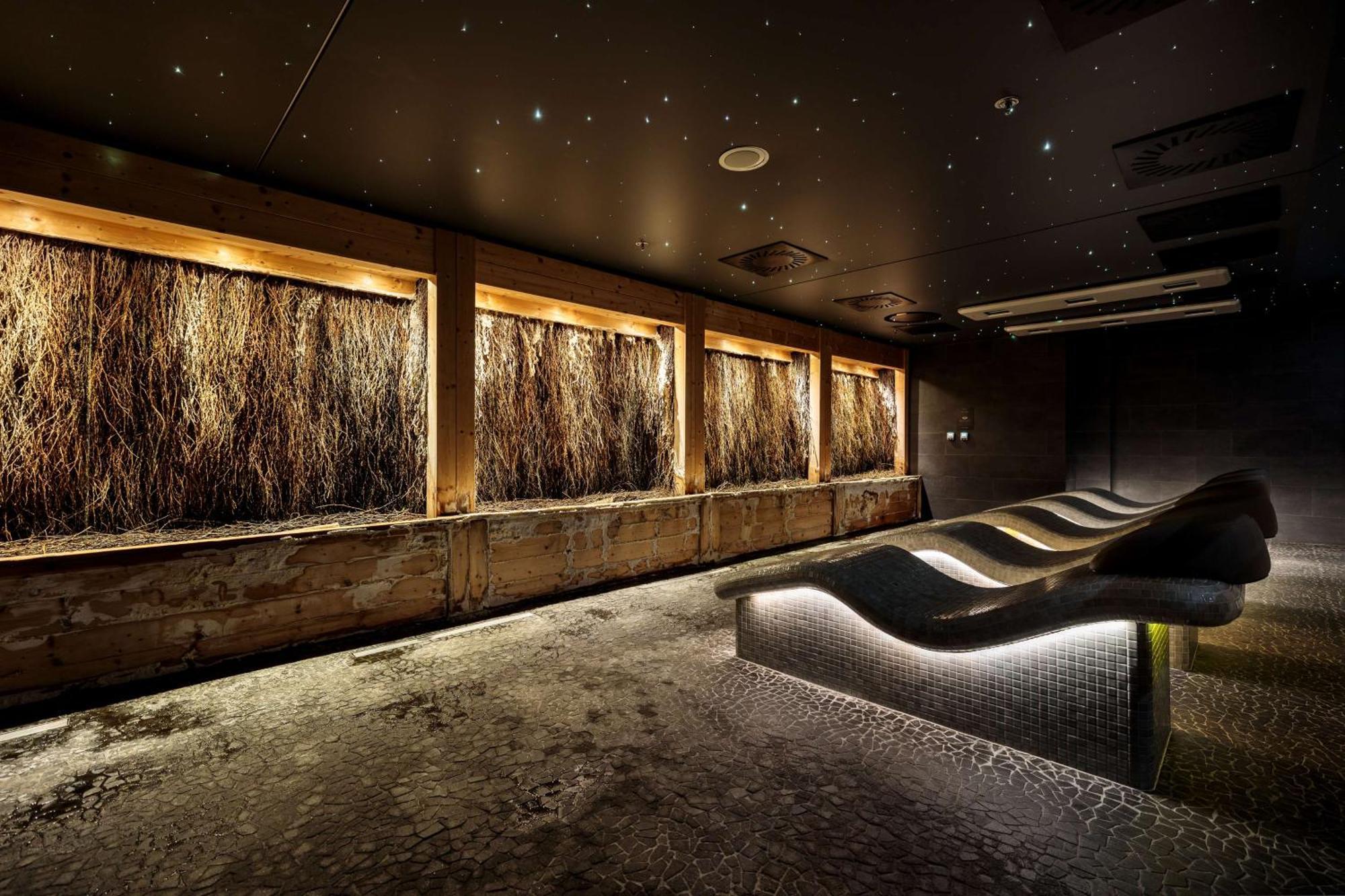 Radisson Blu Resort Swinoujscie Luaran gambar The photo depicts a modern, serene spa or relaxation space. It features several wooden-framed windows that showcase natural elements, possibly dried grass or plants, creating a calming atmosphere. The walls are dark, and the ceiling may have lights r