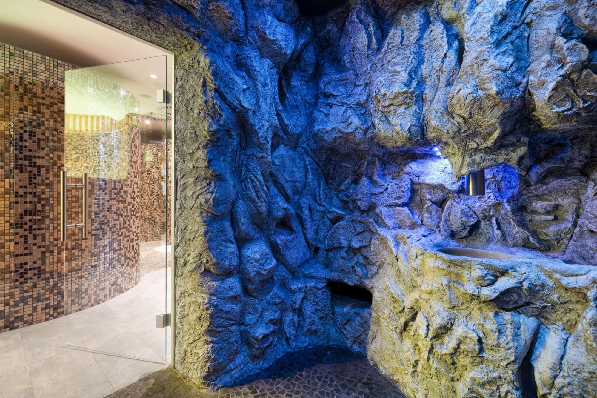 Radisson Blu Resort Swinoujscie Luaran gambar The photo shows a spa-like environment with a cave-like design. The walls are styled to resemble natural rock formations, featuring textures and colors that suggest a stone surface. Soft blue lighting highlights the contours of the rocks, creating a 